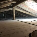 Tecnoisolamenti realizza un piano di legno sopra la fibra di cellulosa.
