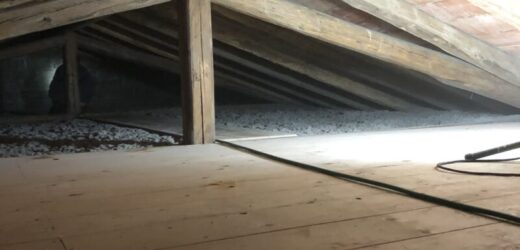 Tecnoisolamenti realizza un piano di legno sopra la fibra di cellulosa.